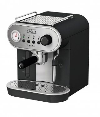 la macchina manuale con gruppo portafiltro pressurizzato a doppia camera “crema perfetta” permette di preparare due caffè insieme; misura L 21 x P 28 x H 30 cm e costa 229 euro Carezza Deluxe di Gaggia ]www.gaggia.com