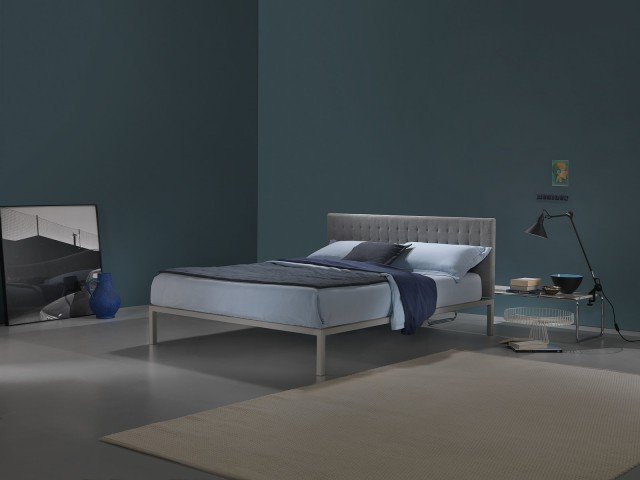 Il letto Hypnos di Dorelan, della Dorelan Soft Touch Collection 2014, abbina in un unico progetto uno “scheletro” dal disegno asciutto e rigoroso (la struttura in acciaio verniciato) a un “vestito” (il rivestimento tessile) caldo e ricco di dettagli. Parzialmente rivestito e totalmente sfoderabile, il primo è completato da una testiera in poliuretano espanso, trapuntata e disponibile in doppia altezza. Misura L 172 /192 x 211 x H 95/115 cm. Prezzo 1.074 euro. www.dorelan.it Il letto Hypnos di Dorelan, della Dorelan Soft Touch Collection 2014, abbina in un unico progetto uno “scheletro” dal disegno asciutto e rigoroso (la struttura in acciaio verniciato) a un “vestito” (il rivestimento tessile) caldo e ricco di dettagli. Parzialmente rivestito e totalmente sfoderabile, il primo è completato da una testiera in poliuretano espanso, trapuntata e disponibile in doppia altezza. Misura L 172 /192 x 211 x H 95/115 cm. Prezzo 1.074 euro. www.dorelan.it