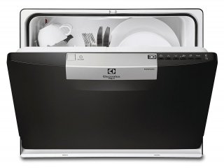La lavastoviglie compatta da appoggio in classe di efficienza energetica A lava fino a 6 coperti. Dotata di EnergySmart™ per l’autoriduzione dei consumi, funziona con 6 programmi. È possibile l’allacciamento acqua calda. Misura L 55 x P 52 x H 44 cm. Costa 550 euro Daily 4 Two RSF 2300 OK di Electrolux Rex , www.electrolux-rex.it La lavastoviglie compatta da appoggio in classe di efficienza energetica A lava fino a 6 coperti. Dotata di EnergySmart™ per l’autoriduzione dei consumi, funziona con 6 programmi. È possibile l’allacciamento acqua calda. Misura L 55 x P 52 x H 44 cm. Costa 550 euro Daily 4 Two RSF 2300 OK di Electrolux Rex , www.electrolux-rex.it