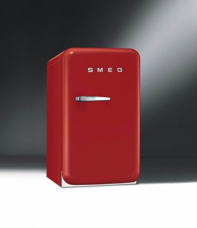 Ha capacità netta di 40 litri il minifrigo FAB5 RR di Smeg, di linea bombata anni ‘50, con due ripiani interni regolabili, illuminazione, un balconcino portabottiglie e uno portaoggetti nella controporta. Misura L 40,4 x P 52 x H 73 cm e costa 699 euro <strong>www.faberspa.com</strong> Ha capacità netta di 40 litri il minifrigo FAB5 RR di Smeg, di linea bombata anni ‘50, con due ripiani interni regolabili, illuminazione, un balconcino portabottiglie e uno portaoggetti nella controporta. Misura L 40,4 x P 52 x H 73 cm e costa 699 euro <strong>www.faberspa.com</strong>