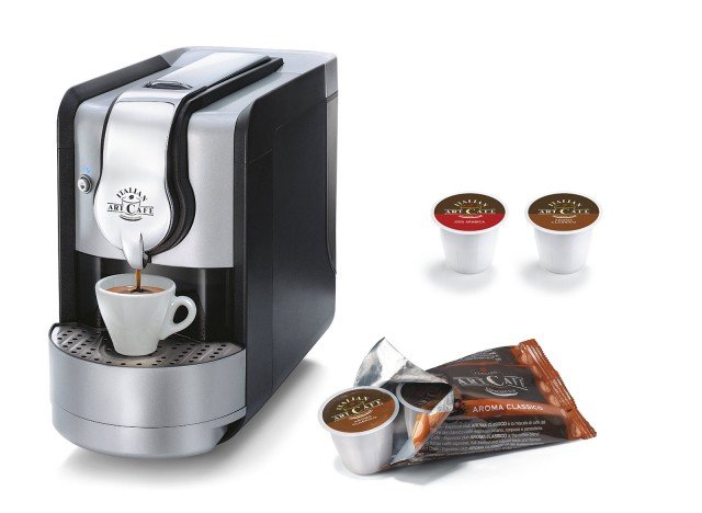 La macchina Italian ArtCafé permette di ottenere un espresso perfetto, ricco e cremoso. Con serbatoio trasparente estraibile da 1,2 litri, cassetto salvagocce estraibile e griglia posizionabile su due altezze, funziona con capsule che vengono espulse automaticamente nel contenitore di raccolta. Compresa una scatola da 100 caffè, prezzo 99 euro. www.italianartcafe.it La macchina Italian ArtCafé permette di ottenere un espresso perfetto, ricco e cremoso. Con serbatoio trasparente estraibile da 1,2 litri, cassetto salvagocce estraibile e griglia posizionabile su due altezze, funziona con capsule che vengono espulse automaticamente nel contenitore di raccolta. Compresa una scatola da 100 caffè, prezzo 99 euro. www.italianartcafe.it