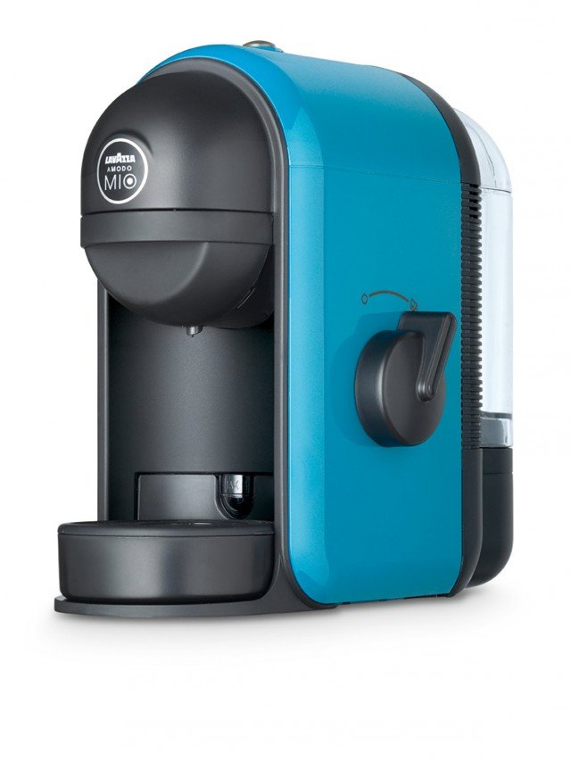 Si chiama Minù il nuovo modello A Modo Mio di Lavazza, facile da usare e dalle dimensioni ridotte per un minimo ingombro. Compatta e adatta a ogni spazio, è disponibile in quattro colori, rosso, fucsia, bianco e ciano. Funziona con capsule che si inseriscono con un semplice gesto grazie all’accompagnamento magnetico e tutti i componenti sono facilmente removibili e comodamente lavabili in lavastoviglie. Prezzo 89 euro. www.lavazza.it Si chiama Minù il nuovo modello A Modo Mio di Lavazza, facile da usare e dalle dimensioni ridotte per un minimo ingombro. Compatta e adatta a ogni spazio, è disponibile in quattro colori, rosso, fucsia, bianco e ciano. Funziona con capsule che si inseriscono con un semplice gesto grazie all’accompagnamento magnetico e tutti i componenti sono facilmente removibili e comodamente lavabili in lavastoviglie. Prezzo 89 euro. www.lavazza.it