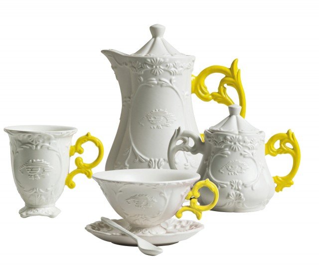 Una versione ironica del classico servizio da tè, in fine porcellana bianca e coloratissimi manici fluorescenti; composto da tazzina da caffè e tazza da tè - entrambe con piattino e cucchiaino - mug, teiera e zuccheriera, sono tutti disponibili anche in verde, azzurro e fucsia. La teiera misura Ø 13 x H 23 cm e costa 27 euro I-Wares di Seletti www.seletti.it Una versione ironica del classico servizio da tè, in fine porcellana bianca e coloratissimi manici fluorescenti; composto da tazzina da caffè e tazza da tè - entrambe con piattino e cucchiaino - mug, teiera e zuccheriera, sono tutti disponibili anche in verde, azzurro e fucsia. La teiera misura Ø 13 x H 23 cm e costa 27 euro I-Wares di Seletti www.seletti.it