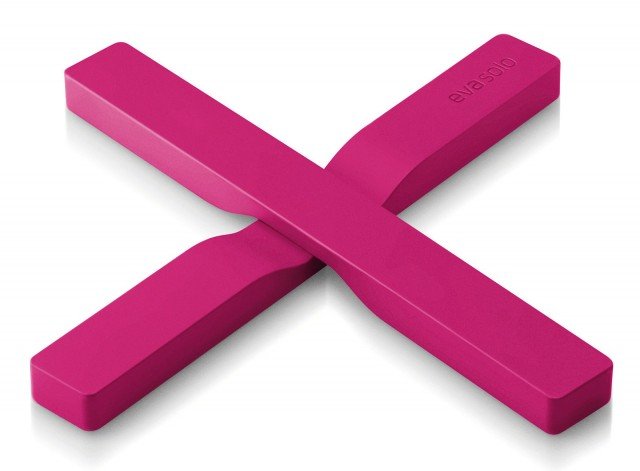 Pratico sottopentola magnetico di nylon e silicone in sei colori; misura L 18,9 x P 2,2 x H 1,1 cm, costa 24,90 euro Sottopentola di Eva Solo www.evasolo.com Pratico sottopentola magnetico di nylon e silicone in sei colori; misura L 18,9 x P 2,2 x H 1,1 cm, costa 24,90 euro Sottopentola di Eva Solo www.evasolo.com