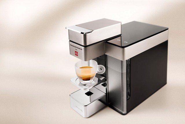 Corpo in alluminio e vetro colorato vestono il modello delle macchina Francis Francis for illy Iperespresso Y5. Le dimensioni contenute e l’utilizzo completamente frontale, dai comandi all’estrazione dei serbatoi acqua e capsule esauste, ne fanno un modello versatile e compatto. Ha capacità della vaschetta per 10 capsule e serbatoio dell’acqua da 0,90 litri. E’ disponibile color nero e bianco e satin. Nera e bianca, prezzo 159 euro. www.illy.com Corpo in alluminio e vetro colorato vestono il modello delle macchina Francis Francis for illy Iperespresso Y5. Le dimensioni contenute e l’utilizzo completamente frontale, dai comandi all’estrazione dei serbatoi acqua e capsule esauste, ne fanno un modello versatile e compatto. Ha capacità della vaschetta per 10 capsule e serbatoio dell’acqua da 0,90 litri. E’ disponibile color nero e bianco e satin. Nera e bianca, prezzo 159 euro. www.illy.com