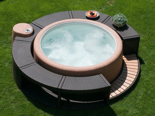minipiscina da esterno portatile Legend di Softub per 3-4 persone dotata di 5 jets minipiscina da esterno portatile Legend di Softub per 3-4 persone dotata di 5 jets