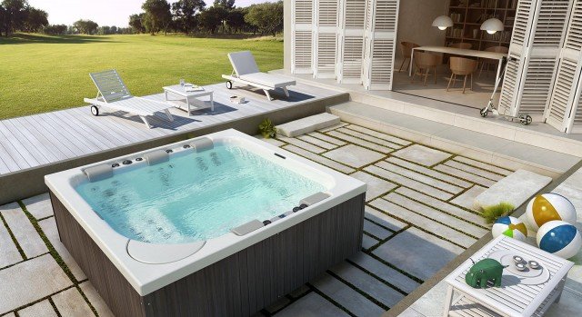 minipiscina da esterno Hydrospa Cheers CH3 di Teuco con pannellatura a doghe di legno sintetico color grigio minipiscina da esterno Hydrospa Cheers CH3 di Teuco con pannellatura a doghe di legno sintetico color grigio