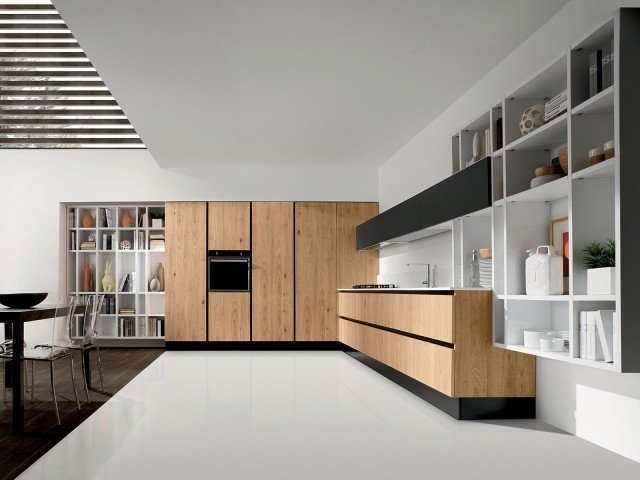 Volare di Aran Cucine ha una linea essenziale e squadrata che grazie alla presenza di grandi pannelli in rovere naturale nodato tranché garantisce un effetto di leggerezza e luminosità. Il top spesso 2 cm bianco e gli elementi laccati visone opaco creano un piacevole contrasto. Un modulo base con anta e gola in rovere da 60 cm, prezzo 374 euro. www.arancucine.it Volare di Aran Cucine ha una linea essenziale e squadrata che grazie alla presenza di grandi pannelli in rovere naturale nodato tranché garantisce un effetto di leggerezza e luminosità. Il top spesso 2 cm bianco e gli elementi laccati visone opaco creano un piacevole contrasto. Un modulo base con anta e gola in rovere da 60 cm, prezzo 374 euro. www.arancucine.it