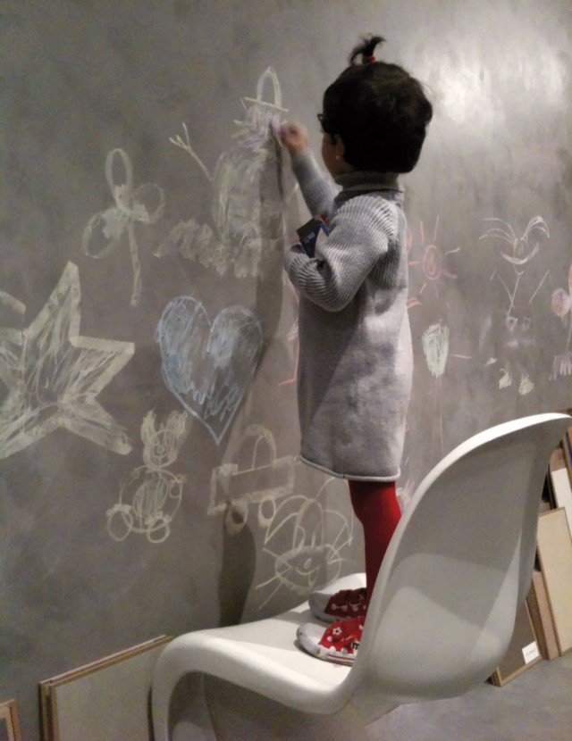 Il rivestimento di microcemento della collezione Concret by Microfloor, linea Eco-Cement di Cement Design, trasforma le pareti di casa in una lavagna su cui sbizzarrirsi liberamente. Liscio e compatto, adatto anche in esterno, è declinato in diversi colori, da cartella o personalizzati, ha un bassissimo contenuto di VOC (composti organici volatili) e spessore di soli 1-3 millimetri. Prezzo a partire da 100 euro al metro quadrato. www.microfloor.it Il rivestimento di microcemento della collezione Concret by Microfloor, linea Eco-Cement di Cement Design, trasforma le pareti di casa in una lavagna su cui sbizzarrirsi liberamente. Liscio e compatto, adatto anche in esterno, è declinato in diversi colori, da cartella o personalizzati, ha un bassissimo contenuto di VOC (composti organici volatili) e spessore di soli 1-3 millimetri. Prezzo a partire da 100 euro al metro quadrato. www.microfloor.it