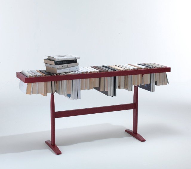 Libreria e piano di appoggio. Booken di Lema permette di inserire i libri in modo insolito, infilandoli e lasciandoli “appesi, e di usare il dorso per dare vita ad un originale tavolo d’appoggio da posizionare dietro il divano come una consolle. È realizzata in legno di rovere. Misura L 130 x P 30 x H 65 cm. Prezzo 475 euro. www.lemamobili.it Libreria e piano di appoggio. Booken di Lema permette di inserire i libri in modo insolito, infilandoli e lasciandoli “appesi, e di usare il dorso per dare vita ad un originale tavolo d’appoggio da posizionare dietro il divano come una consolle. È realizzata in legno di rovere. Misura L 130 x P 30 x H 65 cm. Prezzo 475 euro. www.lemamobili.it