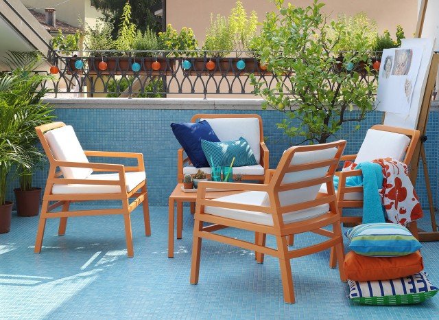 La poltrona Aria di Nardi è interamente realizzata in resistente polipropilene fiber-glass stampato ad iniezione con un’allegra finitura arancio mat ed è dotata di cuscini imbottiti candidi. Misura L 70,5 x P 71 x H 84 cm. Prezzo 159,94 euro nella versione base. È dotata di tavolino coordinato, misura L 60 x P 60 x H 40 cm e costa 60,85 euro. HYPERLINK "http://www.nardigarden.com" www.nardigarden.com La poltrona Aria di Nardi è interamente realizzata in resistente polipropilene fiber-glass stampato ad iniezione con un’allegra finitura arancio mat ed è dotata di cuscini imbottiti candidi. Misura L 70,5 x P 71 x H 84 cm. Prezzo 159,94 euro nella versione base. È dotata di tavolino coordinato, misura L 60 x P 60 x H 40 cm e costa 60,85 euro. HYPERLINK "http://www.nardigarden.com" www.nardigarden.com