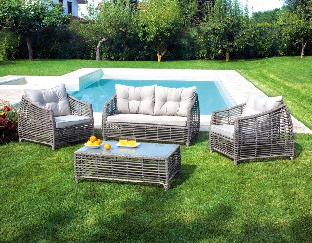 Il set Matera di Greenwood è interamente realizzato in Wicker (rattan sintetico, resiste agli agenti atmosferici, richiede poca manutenzione, è impermeabile) intrecciato che ricorda la fibra naturale e è dotato di cuscini grigi. È formato da un divano, da due grandi poltrone e da un tavolino con il piano in vetro. Il divano misura L 144 x P 78 x H 80 cm. La poltrona misura L 84 x P 78 x H 80 cm. Il tavolino misura L 106 x P 57 x H 44 cm. Prezzo del set 1.580 euro. www.moiaspa.com Il set Matera di Greenwood è interamente realizzato in Wicker (rattan sintetico, resiste agli agenti atmosferici, richiede poca manutenzione, è impermeabile) intrecciato che ricorda la fibra naturale e è dotato di cuscini grigi. È formato da un divano, da due grandi poltrone e da un tavolino con il piano in vetro. Il divano misura L 144 x P 78 x H 80 cm. La poltrona misura L 84 x P 78 x H 80 cm. Il tavolino misura L 106 x P 57 x H 44 cm. Prezzo del set 1.580 euro. www.moiaspa.com
