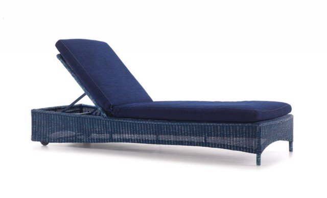 Il lettino Capri di Unopiù ha la struttura in WaProLace intrecciata (fibra sintetica che resiste agli agenti atmosferici, non teme l’acqua e non richiede manutenzione) in una raffinata tonalità blu come il cuscino coordinato. É disponibile in altre cinque varianti di colore. Misura L 206 x P 70 x H 28 cm. Prezzo 930 euro per la versione base. www.unopiu.it Il lettino Capri di Unopiù ha la struttura in WaProLace intrecciata (fibra sintetica che resiste agli agenti atmosferici, non teme l’acqua e non richiede manutenzione) in una raffinata tonalità blu come il cuscino coordinato. É disponibile in altre cinque varianti di colore. Misura L 206 x P 70 x H 28 cm. Prezzo 930 euro per la versione base. www.unopiu.it