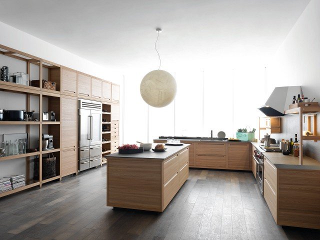 . SineTempore di Valcucine fonde insieme il design e le tecniche artigianali del passato come l’intaglio e l’intarsio che ne garantiscono durata e bellezza nel tempo. Le ante hanno una finitura in olmo tattile e i piani di lavoro sono in pregiato porfido; le strutture e le scaffalature sono in massello di olmo con incastri a pettine. È possibile inserire una cappa trapezoidale in rame o squadrata in acciaio. Prezzo su richiesta. www.valcucine.it . SineTempore di Valcucine fonde insieme il design e le tecniche artigianali del passato come l’intaglio e l’intarsio che ne garantiscono durata e bellezza nel tempo. Le ante hanno una finitura in olmo tattile e i piani di lavoro sono in pregiato porfido; le strutture e le scaffalature sono in massello di olmo con incastri a pettine. È possibile inserire una cappa trapezoidale in rame o squadrata in acciaio. Prezzo su richiesta. www.valcucine.it