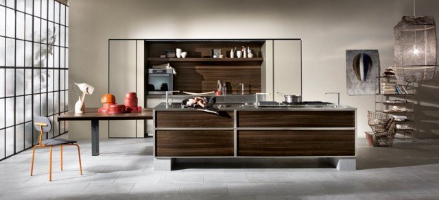 Sapore industriale per TK 38 di Rossana, la cucina professionale dedicata agli chef professionisti e amatoriali, caratterizzata da zone di lavoro distinte: lavaggio, preparazione e cottura. La superficie è rivestita in legno scuro con finitura ad olio e dettagli in acciaio inox; è dotata di grandi piani di lavoro e di ampi contenitori a terra e sospesi. Prezzo su richiesta. www.rossana.it Sapore industriale per TK 38 di Rossana, la cucina professionale dedicata agli chef professionisti e amatoriali, caratterizzata da zone di lavoro distinte: lavaggio, preparazione e cottura. La superficie è rivestita in legno scuro con finitura ad olio e dettagli in acciaio inox; è dotata di grandi piani di lavoro e di ampi contenitori a terra e sospesi. Prezzo su richiesta. www.rossana.it
