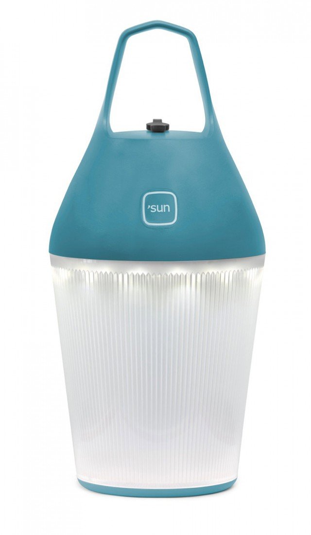 La lampada solare in Abs Nomad di O’sun in vendita su Made in design non ha fili: è dotata di dodici lampadine a led e si ricarica tramite il pannello solare in dotazione. L’intensità della luce è regolabile su tre posizioni, può essere appesa grazie al gancio in dotazione e resiste alla pioggia. Misura Ø 15 x H 32 cm. Prezzo 99 euro. HYPERLINK "http://www.madeindesign.it" www.madeindesign.it La lampada solare in Abs Nomad di O’sun in vendita su Made in design non ha fili: è dotata di dodici lampadine a led e si ricarica tramite il pannello solare in dotazione. L’intensità della luce è regolabile su tre posizioni, può essere appesa grazie al gancio in dotazione e resiste alla pioggia. Misura Ø 15 x H 32 cm. Prezzo 99 euro. HYPERLINK "http://www.madeindesign.it" www.madeindesign.it