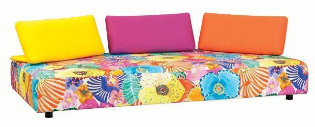 Il divano tre posti Escapade outdoor di Roche Bobois è rivestito in tessuto per esterni creato in esclusiva da Missoni ed è interamente sfoderabile. È privo di braccioli e i cuscini dello schienale possono essere posizionati dove si preferisce per il massimo comfort. Misura L 238 x P 120 x H 76 cm. Prezzo 6.330 euro. www.roche-bobois.com Il divano tre posti Escapade outdoor di Roche Bobois è rivestito in tessuto per esterni creato in esclusiva da Missoni ed è interamente sfoderabile. È privo di braccioli e i cuscini dello schienale possono essere posizionati dove si preferisce per il massimo comfort. Misura L 238 x P 120 x H 76 cm. Prezzo 6.330 euro. www.roche-bobois.com