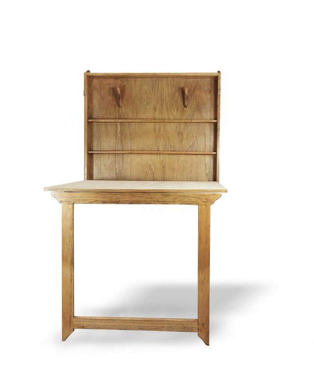 Tavolo e tagliere. Il tavolo della Collezione Tuscany di Novità Home è realizzato in legno di pioppo, va appeso a parete e, una volta aperto, presenta un piano che può essere usato come tavolino o come tagliere/piano di lavoro. Il piano aperto misura L 100 x P 100 cm, una volta chiuso è profondo solo 12 cm. Prezzo 575 euro. www.novitahome.com Tavolo e tagliere. Il tavolo della Collezione Tuscany di Novità Home è realizzato in legno di pioppo, va appeso a parete e, una volta aperto, presenta un piano che può essere usato come tavolino o come tagliere/piano di lavoro. Il piano aperto misura L 100 x P 100 cm, una volta chiuso è profondo solo 12 cm. Prezzo 575 euro. www.novitahome.com