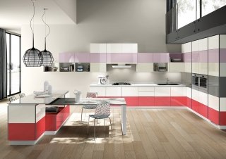 cucina con righe rosa, bianche e rosse Tetrix di Scavolini cucina con righe rosa, bianche e rosse Tetrix di Scavolini