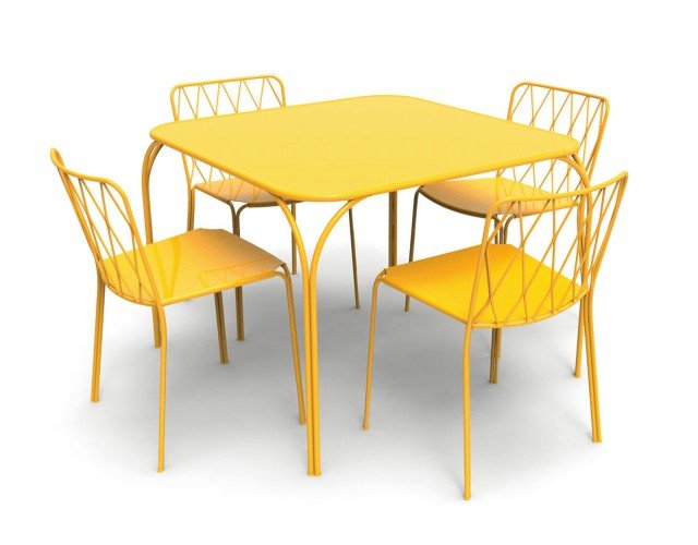 Il tavolo giallo sole della collezione Kintbury di Fermob ha il piano in acciaio e la base in filo di acciaio con trattamento ad altissima protezione per uso esterno. Misura L 100 x P 100 x H 72 cm. Prezzo 651,20 euro. La sedia coordinata misura L 50 x P 55 x H 78,4 cm. Prezzo 226,50 euro cad. www.fermob.com Il tavolo giallo sole della collezione Kintbury di Fermob ha il piano in acciaio e la base in filo di acciaio con trattamento ad altissima protezione per uso esterno. Misura L 100 x P 100 x H 72 cm. Prezzo 651,20 euro. La sedia coordinata misura L 50 x P 55 x H 78,4 cm. Prezzo 226,50 euro cad. www.fermob.com