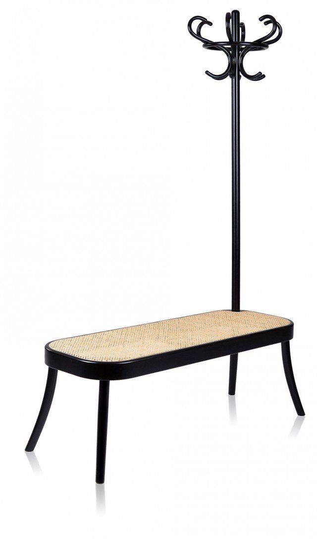 Panca e attaccapanni. Coat Rack Bench di Gebrüder Thonet Vienna è formata da una panca con la seduta in paglia di Vienna naturale sormontata da un appendiabiti in faggio curvato laccato nero come i modelli ottocenteschi. Misura L 125 x P 44 x H 187 cm. Prezzo su richiesta. www.gebruderthonetvienna.com Panca e attaccapanni. Coat Rack Bench di Gebrüder Thonet Vienna è formata da una panca con la seduta in paglia di Vienna naturale sormontata da un appendiabiti in faggio curvato laccato nero come i modelli ottocenteschi. Misura L 125 x P 44 x H 187 cm. Prezzo su richiesta. www.gebruderthonetvienna.com