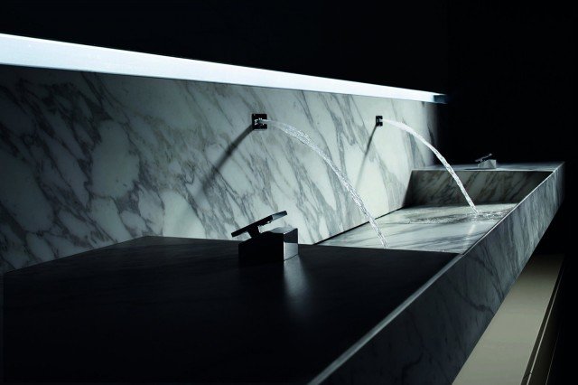 Esagerata presenza scenica per il lavabo monoblocco Ritz di Milldue, progettato da Samuele Mazza ispirandosi agli anni Trenta. Il marmo, materiale della tradizione lavorato secondo i tratti del minimalismo contemporaneo, dona un tocco di preziosità anche al bagno più semplice. Dimensioni monoblocco L da 96 a 258,50 x P 55 x H 54 e 76,10 cm. Prezzo su richiesta. www.milldue.it Esagerata presenza scenica per il lavabo monoblocco Ritz di Milldue, progettato da Samuele Mazza ispirandosi agli anni Trenta. Il marmo, materiale della tradizione lavorato secondo i tratti del minimalismo contemporaneo, dona un tocco di preziosità anche al bagno più semplice. Dimensioni monoblocco L da 96 a 258,50 x P 55 x H 54 e 76,10 cm. Prezzo su richiesta. www.milldue.it