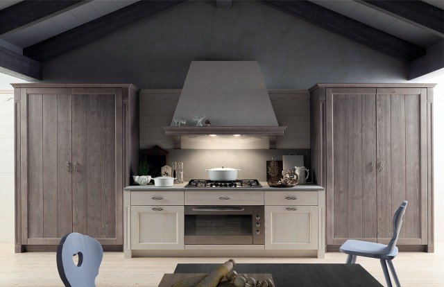 Una composizione simmetrica dominata dalla grande cappa per Tabià di Scandola, la cucina caratterizzata da due grandi armadi con una doppia anta che fungono da dispensa e accolgono i frigoriferi. Le basi e la boiserie sono realizzate in abete color neve; il top è in pietra piacentina, le colonne sono in abete color ardesia. Una base con un cassetto e un’anta misura L 60 x P 58,6 x H 72 cm, prezzo 630,74 euro. www.scandolamobili.it Una composizione simmetrica dominata dalla grande cappa per Tabià di Scandola, la cucina caratterizzata da due grandi armadi con una doppia anta che fungono da dispensa e accolgono i frigoriferi. Le basi e la boiserie sono realizzate in abete color neve; il top è in pietra piacentina, le colonne sono in abete color ardesia. Una base con un cassetto e un’anta misura L 60 x P 58,6 x H 72 cm, prezzo 630,74 euro. www.scandolamobili.it