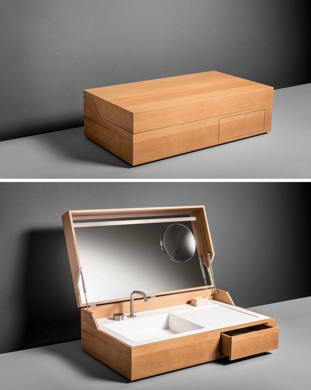 Scatola-lavabo. Hidden di Makro si presenta come un contenitore in legno Hemlock termo trattato che ricorda i bauli da viaggio del passato; all’interno invece cela un lavabo in Corian® con rubinetto in acciaio inox integrato, specchio con lente ingrandente, cassetto porta oggetti e illuminazione. Misura L 100 x P 55 x H 27 cm. Prezzo 4.538 euro. www.makro.it Scatola-lavabo. Hidden di Makro si presenta come un contenitore in legno Hemlock termo trattato che ricorda i bauli da viaggio del passato; all’interno invece cela un lavabo in Corian® con rubinetto in acciaio inox integrato, specchio con lente ingrandente, cassetto porta oggetti e illuminazione. Misura L 100 x P 55 x H 27 cm. Prezzo 4.538 euro. www.makro.it