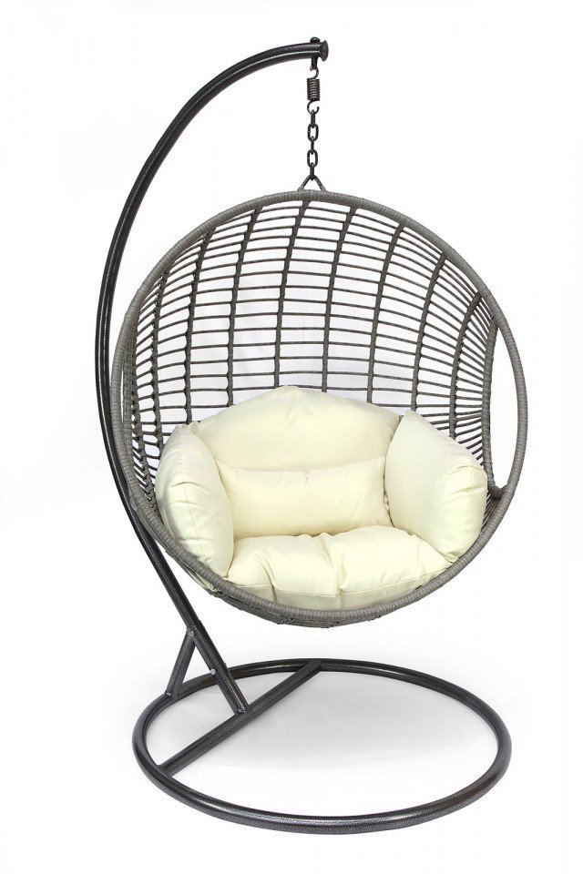 La poltrona a dondolo Dafne di Novità Home ha la struttura in resistente PE-rattan e acciaio; il cuscino bianco la rende comodissima. Misura ø 107 x H 190 cm. Prezzo 473 euro. www.novitahome.com La poltrona a dondolo Dafne di Novità Home ha la struttura in resistente PE-rattan e acciaio; il cuscino bianco la rende comodissima. Misura ø 107 x H 190 cm. Prezzo 473 euro. www.novitahome.com
