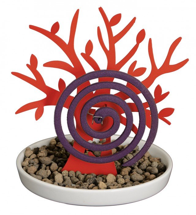 Anche lo zampirone diventa speciale: Bonsai di Arti e Mestieri è in metallo sagomato e verniciato manualmente. È completato da un piattino che raccoglie la cenere per non sporcare. Misura ø 16 x H 19 cm. Prezzo 24 euro. HYPERLINK "http://www.artiemestieri.it" www.artiemestieri.it Anche lo zampirone diventa speciale: Bonsai di Arti e Mestieri è in metallo sagomato e verniciato manualmente. È completato da un piattino che raccoglie la cenere per non sporcare. Misura ø 16 x H 19 cm. Prezzo 24 euro. HYPERLINK "http://www.artiemestieri.it" www.artiemestieri.it