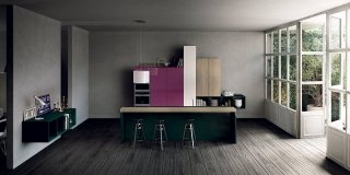 cucina colorata con isola e bancone snack Milano di Del Tongo cucina colorata con isola e bancone snack Milano di Del Tongo
