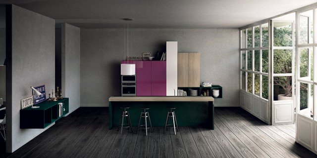 cucina colorata con isola e bancone snack Milano di Del Tongo cucina colorata con isola e bancone snack Milano di Del Tongo