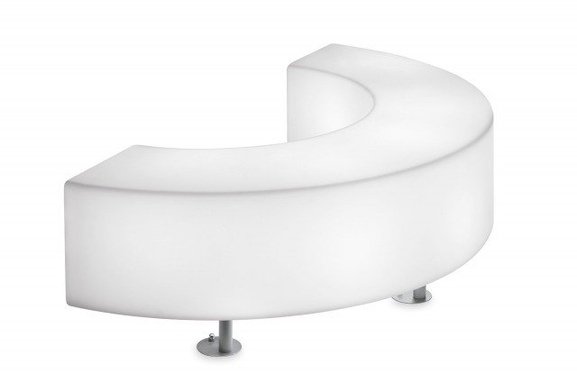 La panca a semicerchio Atollo di Modo Luce svolge una doppia funzione: è una pratica seduta e una grande lampada in grado di illuminare la notte: ha il diffusore in resistente polietilene bianco. Misura L 140 x H 49 cm. Prezzo 1.488 euro. www.modoluce.com La panca a semicerchio Atollo di Modo Luce svolge una doppia funzione: è una pratica seduta e una grande lampada in grado di illuminare la notte: ha il diffusore in resistente polietilene bianco. Misura L 140 x H 49 cm. Prezzo 1.488 euro. www.modoluce.com