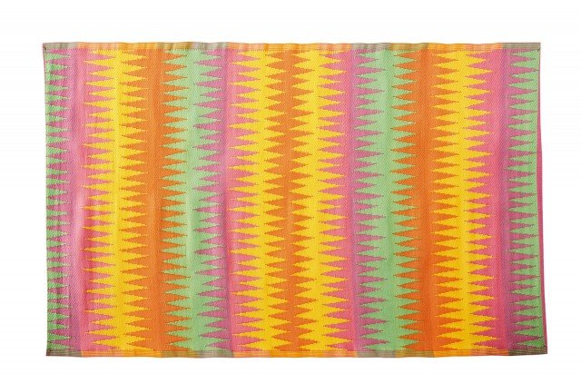 Il tappeto Ikat di Maisons du monde è interamente realizzato in polipropilene: è resistente, facile da pulire e non teme gli agenti atmosferici, la soluzione ideale per il balcone. É garantito due anni. Misura L 270 x P 180 cm. Prezzo 59,90 euro. HYPERLINK "http://www.maisonsdumonde.com" www.maisonsdumonde.com Il tappeto Ikat di Maisons du monde è interamente realizzato in polipropilene: è resistente, facile da pulire e non teme gli agenti atmosferici, la soluzione ideale per il balcone. É garantito due anni. Misura L 270 x P 180 cm. Prezzo 59,90 euro. HYPERLINK "http://www.maisonsdumonde.com" www.maisonsdumonde.com