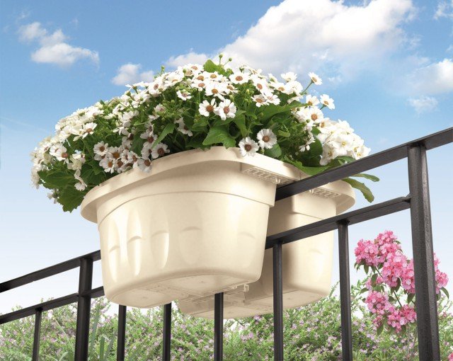 La fioriera doppia Klunia di Bama permette di abbellire il balcone e di godere dei fiori anche all’interno della ringhiera. É dotata di riserva d’acqua, è resistente agli sbalzi di temperatura e ai raggi solari, è garantita tre anni. É disponibile in due formati. Misura L 40 x P 19,8 x H 18,5 cm. Prezzo 12,90 euro. HYPERLINK "http://www.bamagroup.com" www.bamagroup.com La fioriera doppia Klunia di Bama permette di abbellire il balcone e di godere dei fiori anche all’interno della ringhiera. É dotata di riserva d’acqua, è resistente agli sbalzi di temperatura e ai raggi solari, è garantita tre anni. É disponibile in due formati. Misura L 40 x P 19,8 x H 18,5 cm. Prezzo 12,90 euro. HYPERLINK "http://www.bamagroup.com" www.bamagroup.com