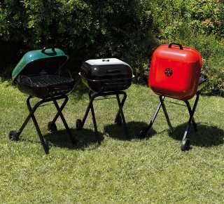Il barbecue Square 600 di Aussie ha braciere e coperchio in acciaio smaltato e griglia di cottura regolabile su due altezze. Funziona a carbone e una volta piegato è facilmente trasportabile. Misura L 54 x P 70 x H 88 cm. Prezzo 145 euro. www.isignoridelbarbecue.com Il barbecue Square 600 di Aussie ha braciere e coperchio in acciaio smaltato e griglia di cottura regolabile su due altezze. Funziona a carbone e una volta piegato è facilmente trasportabile. Misura L 54 x P 70 x H 88 cm. Prezzo 145 euro. www.isignoridelbarbecue.com