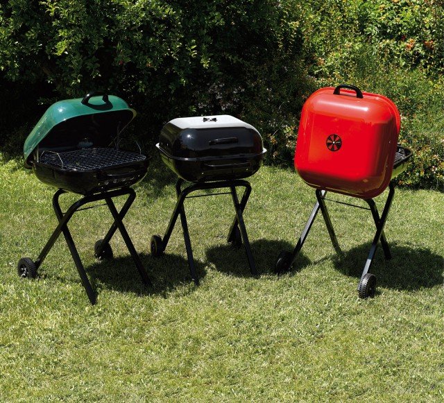 Il barbecue Square 600 di Aussie ha braciere e coperchio in acciaio smaltato e griglia di cottura regolabile su due altezze. Funziona a carbone e una volta piegato è facilmente trasportabile. Misura L 54 x P 70 x H 88 cm. Prezzo 145 euro. www.isignoridelbarbecue.com Il barbecue Square 600 di Aussie ha braciere e coperchio in acciaio smaltato e griglia di cottura regolabile su due altezze. Funziona a carbone e una volta piegato è facilmente trasportabile. Misura L 54 x P 70 x H 88 cm. Prezzo 145 euro. www.isignoridelbarbecue.com