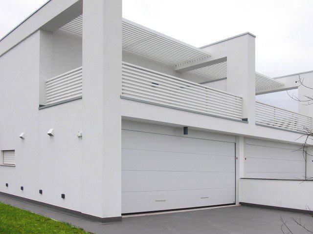 È composto da pannelli coibentati in acciaio zincato preverniciato, il portone sezionale completabile con accessori e che arriva fino a 3,5 metri d’altezza e 6 metri di larghezza. Persus di Breda, www.bredasys.com. È composto da pannelli coibentati in acciaio zincato preverniciato, il portone sezionale completabile con accessori e che arriva fino a 3,5 metri d’altezza e 6 metri di larghezza. Persus di Breda, www.bredasys.com.