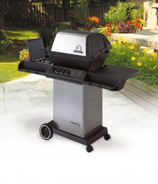Alimentato a gas, il barbecue Monarch 40 di Broil King, completo di carrello con portabombola, è realizzato in acciaio. Dotato di 2 piani di appoggio in acciaio pieghevoli, per non occupare molto spazio quando è inutilizzato, ha il coperchio completo di termometro per gestire al meglio tutti i tipi di cottura. Misura L 139 x P 60 x H 76 cm. Prezzo: 770 euro. www.isignoridelbarbecue.com Alimentato a gas, il barbecue Monarch 40 di Broil King, completo di carrello con portabombola, è realizzato in acciaio. Dotato di 2 piani di appoggio in acciaio pieghevoli, per non occupare molto spazio quando è inutilizzato, ha il coperchio completo di termometro per gestire al meglio tutti i tipi di cottura. Misura L 139 x P 60 x H 76 cm. Prezzo: 770 euro. www.isignoridelbarbecue.com