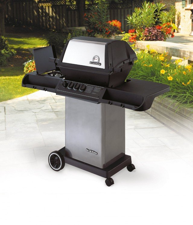 Alimentato a gas, il barbecue Monarch 40 di Broil King, completo di carrello con portabombola, è realizzato in acciaio. Dotato di 2 piani di appoggio in acciaio pieghevoli, per non occupare molto spazio quando è inutilizzato, ha il coperchio completo di termometro per gestire al meglio tutti i tipi di cottura. Misura L 139 x P 60 x H 76 cm. Prezzo: 770 euro. www.isignoridelbarbecue.com Alimentato a gas, il barbecue Monarch 40 di Broil King, completo di carrello con portabombola, è realizzato in acciaio. Dotato di 2 piani di appoggio in acciaio pieghevoli, per non occupare molto spazio quando è inutilizzato, ha il coperchio completo di termometro per gestire al meglio tutti i tipi di cottura. Misura L 139 x P 60 x H 76 cm. Prezzo: 770 euro. www.isignoridelbarbecue.com