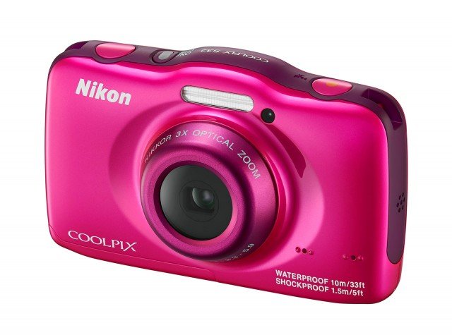 Compatta, Coolpix S32 Nikon è resistente alle infiltrazioni di polvere, agli urti e alle cadute fino a 1,5 metri di altezza, ma anche all’acqua: è infatti impermeabile fino a una profondità di 10 metri. Semplice da maneggiare, può essere usata anche dai bambini. Diverse divertenti funzioni sono accessibili tramite menù luminosi e colorati, estremamente intuitivi, ed è possibile personalizzare le immagini in maniera molto semplice e divertente grazie ad una serie di filtri creativi. Prezzo 110 euro. www.nikon.it Compatta, Coolpix S32 Nikon è resistente alle infiltrazioni di polvere, agli urti e alle cadute fino a 1,5 metri di altezza, ma anche all’acqua: è infatti impermeabile fino a una profondità di 10 metri. Semplice da maneggiare, può essere usata anche dai bambini. Diverse divertenti funzioni sono accessibili tramite menù luminosi e colorati, estremamente intuitivi, ed è possibile personalizzare le immagini in maniera molto semplice e divertente grazie ad una serie di filtri creativi. Prezzo 110 euro. www.nikon.it