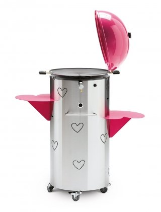Joysteak by Agatha Ruiz de La Prada di Palazzetti ha struttura portante realizzata in acciaio inossidabile ed è dotato di una piastra di cottura dietetica, che consente un migliore deflusso dei grassi di cottura, con maniglie antiscotto e rivestimento antiaderente e due piani laterali in acciaio inox regolabili su due livelli. Dotato di 4 ruote in acciaio inossidabile, di cui 2 frenanti, viene fornito con una paletta antigraffio e scomparto porta bombola. Misura L 85 x P 50 x H 87 cm. Prezzo 575 euro. www.palazzetti.it Joysteak by Agatha Ruiz de La Prada di Palazzetti ha struttura portante realizzata in acciaio inossidabile ed è dotato di una piastra di cottura dietetica, che consente un migliore deflusso dei grassi di cottura, con maniglie antiscotto e rivestimento antiaderente e due piani laterali in acciaio inox regolabili su due livelli. Dotato di 4 ruote in acciaio inossidabile, di cui 2 frenanti, viene fornito con una paletta antigraffio e scomparto porta bombola. Misura L 85 x P 50 x H 87 cm. Prezzo 575 euro. www.palazzetti.it