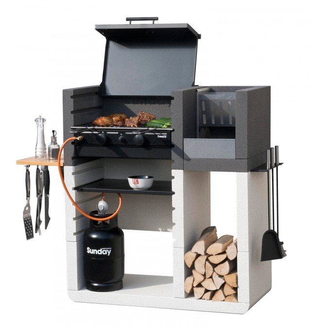 Il barbecue con braciere laterale per la cottura a gas, legna e carbonella Sunday One Plus di Sunday ha struttura in granulato di marmo in bianco Carrara e focolare in granulato di marmo grigio. E’ equipaggiato di serie con grill a due fuochi, griglia biologica in acciaio inox e braciere smaltato con funzione raccogli grassi per la cottura a gas e porta carbonella. Misura L 105,5 x P 49 x H 119,5 cm. Prezzo 780 euro - www.sundaygrill.com Il barbecue con braciere laterale per la cottura a gas, legna e carbonella Sunday One Plus di Sunday ha struttura in granulato di marmo in bianco Carrara e focolare in granulato di marmo grigio. E’ equipaggiato di serie con grill a due fuochi, griglia biologica in acciaio inox e braciere smaltato con funzione raccogli grassi per la cottura a gas e porta carbonella. Misura L 105,5 x P 49 x H 119,5 cm. Prezzo 780 euro - www.sundaygrill.com