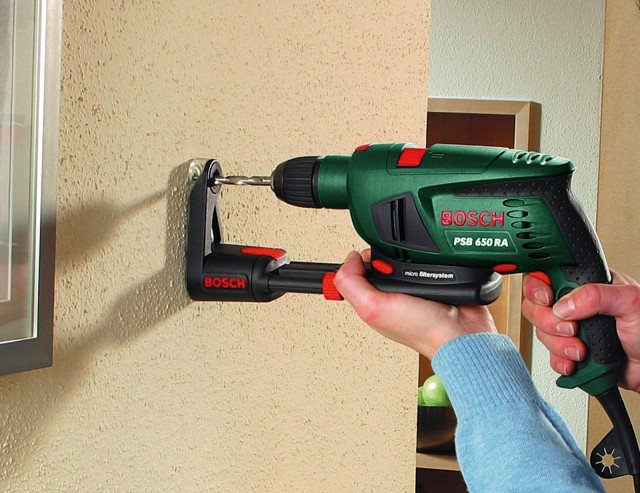 Con sistema d’aspirazione della polvere integrato (Microfilter) e mandrino autoserrante, il trapano pesa 1,5 kg. Costa 60 euro Trapano PSB 550 RE di Bosch, www.bosch-professional.com Con sistema d’aspirazione della polvere integrato (Microfilter) e mandrino autoserrante, il trapano pesa 1,5 kg. Costa 60 euro Trapano PSB 550 RE di Bosch, www.bosch-professional.com