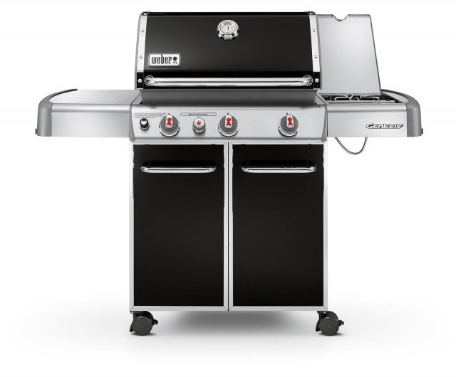 Funziona a gas metano il barbecue Genesis E-330 Black Gas Metano di Weber-Stephen. Montatao su ruote ha potenza di 12,3kW, braciere in ghisa di alluminio, coperchio coibentato in acciaio smaltato, 2 griglie di cottura in ghisa di acciaio smaltato, il termometro integrato e 2 piani di lavoro in acciaio inossidabile con 6 ganci portautensili. Misura L 149 x P 92 x H 163 cm. Prezzo 1.499 euro. www.weberstephen.it Funziona a gas metano il barbecue Genesis E-330 Black Gas Metano di Weber-Stephen. Montatao su ruote ha potenza di 12,3kW, braciere in ghisa di alluminio, coperchio coibentato in acciaio smaltato, 2 griglie di cottura in ghisa di acciaio smaltato, il termometro integrato e 2 piani di lavoro in acciaio inossidabile con 6 ganci portautensili. Misura L 149 x P 92 x H 163 cm. Prezzo 1.499 euro. www.weberstephen.it