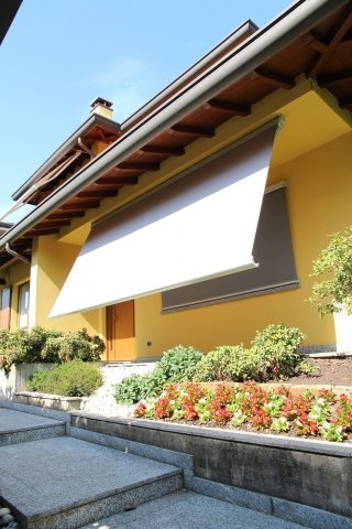 tenda da sole a bracci R51 Ponant di BTGroup con cassonetto a scomparsa tenda da sole a bracci R51 Ponant di BTGroup con cassonetto a scomparsa