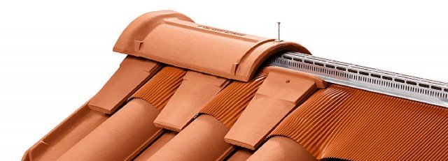 Il colmo ventilato permette l’aerazione di tetti sia con coppi sia con tegole. Ha struttura di sostegno, ancoraggio e ventilazione in barre di acciaio inox Aisi 430. Offre anche massima tenuta all’acqua ed estrema velocità di posa. Inoxwind di Cotto Possagno, www.cottopossagno.com Il colmo ventilato permette l’aerazione di tetti sia con coppi sia con tegole. Ha struttura di sostegno, ancoraggio e ventilazione in barre di acciaio inox Aisi 430. Offre anche massima tenuta all’acqua ed estrema velocità di posa. Inoxwind di Cotto Possagno, www.cottopossagno.com