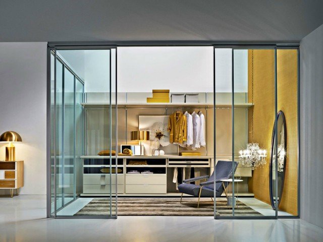 Gliss Walk-In di Molteni&C è un sistema di cabine armadio che permette di progettare soluzioni lineari ed angolari, che si adattono ad ogni tipo di spazio, grazie ad un vero e propio sistema di progettazione "su misura". Due le proposte: la prima più essenziale, con profili agganciati a muro, la seconda più ricca, con schienali in diversi materiali e finiture. Tutta l’attrezzatura può essere disposta liberamente in altezza, sia appesa che a terra, grazie ad un sistema brevettato di staffe invisibili autobloccanti. La proposta nell’immagine misura L 376,8 x P 53,2 x H 249,9 cm. www.molteni.it Gliss Walk-In di Molteni&C è un sistema di cabine armadio che permette di progettare soluzioni lineari ed angolari, che si adattono ad ogni tipo di spazio, grazie ad un vero e propio sistema di progettazione "su misura". Due le proposte: la prima più essenziale, con profili agganciati a muro, la seconda più ricca, con schienali in diversi materiali e finiture. Tutta l’attrezzatura può essere disposta liberamente in altezza, sia appesa che a terra, grazie ad un sistema brevettato di staffe invisibili autobloccanti. La proposta nell’immagine misura L 376,8 x P 53,2 x H 249,9 cm. www.molteni.it