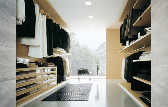 La cabina armadio Ubik di Poliform è accessoriata con ripiani in nobilitato effetto rovere, otto barre appendiabiti in metallo e due cassettiere quattro cassetti con telaio rovere e pannello centrale in vetro. Il sistema fa parte di un programma che prevede un innovativo sistema di pannelli a parete, in cui accessori, ripiani e contenitori sono liberamente posizionabili senza alcun vincolo e senza bisogno di forare. I ripiani sono spostabili, i contenitori, previsti nella versione a terra, su ruote e sospesa, sono "personalizzabili" con un’ampia scelta di cassetti e vassoi e scarpiere estraibili. I pannelli sono previsti in nobilitato effetto rovere, noce, rovere pressart, artik bianco, in vetro lucido in nove tonalità o con specchio bianco.
Tre le altezze da 243, 259, 291 cm. Prezzo su richiesta. www.poliform.it La cabina armadio Ubik di Poliform è accessoriata con ripiani in nobilitato effetto rovere, otto barre appendiabiti in metallo e due cassettiere quattro cassetti con telaio rovere e pannello centrale in vetro. Il sistema fa parte di un programma che prevede un innovativo sistema di pannelli a parete, in cui accessori, ripiani e contenitori sono liberamente posizionabili senza alcun vincolo e senza bisogno di forare. I ripiani sono spostabili, i contenitori, previsti nella versione a terra, su ruote e sospesa, sono "personalizzabili" con un’ampia scelta di cassetti e vassoi e scarpiere estraibili. I pannelli sono previsti in nobilitato effetto rovere, noce, rovere pressart, artik bianco, in vetro lucido in nove tonalità o con specchio bianco.
Tre le altezze da 243, 259, 291 cm. Prezzo su richiesta. www.poliform.it