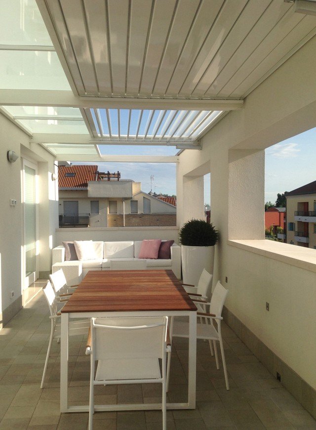Sistema di copertura a lamelle orientabili Waterproof Sistema di copertura a lamelle orientabili Waterproof